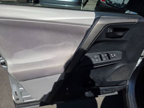 Used 2013 Toyota RAV4 LE AWD/4WD image 7