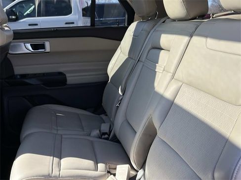 Used 2020 Ford Explorer Platinum w/ Premium Technology Package image 22