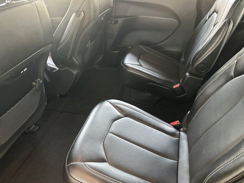 Used 2025 Chrysler Pacifica Select FWD image 12