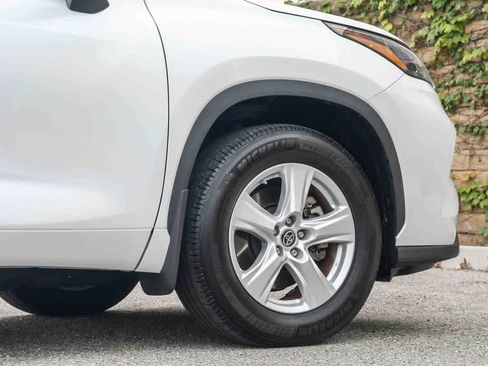 Used 2023 Toyota Highlander LE FWD image 11