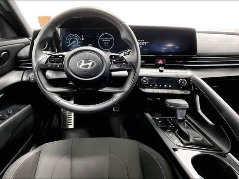 Certified 2025 Hyundai Elantra SEL image 7