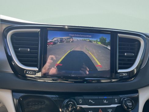 Used 2023 Chrysler Pacifica Touring-L FWD image 14