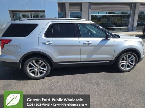 Used 2017 Ford Explorer XLT w/ Equipment Group 202A FWD image 8