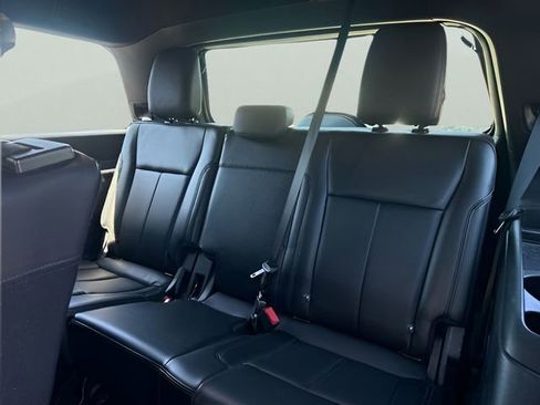 Used 2019 Ford Expedition XLT w/ Equipment Group 202A AWD/4WD image 12