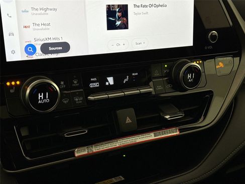 Certified 2025 Toyota Highlander XLE image 27