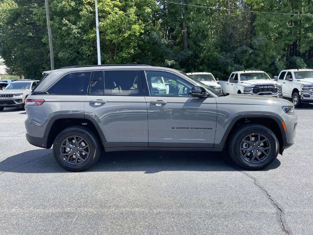 New 2027 Jeep Grand Cherokee Altitude RWD image 11