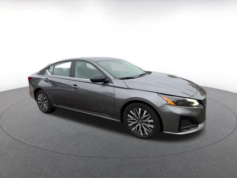 Used 2026 Nissan Altima 2.5 SV FWD image 2