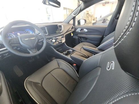 New 2025 Chrysler Pacifica Limited image 24