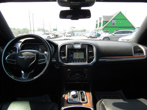 Used 2017 Chrysler 300 C Platinum image 9