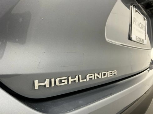 Used 2021 Toyota Highlander XLE AWD/4WD image 30