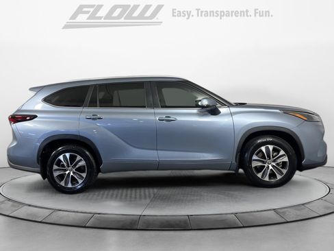 Used 2024 Toyota Highlander XLE image 9