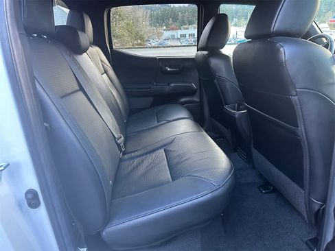 Used 2022 Toyota Tacoma TRD Sport image 12