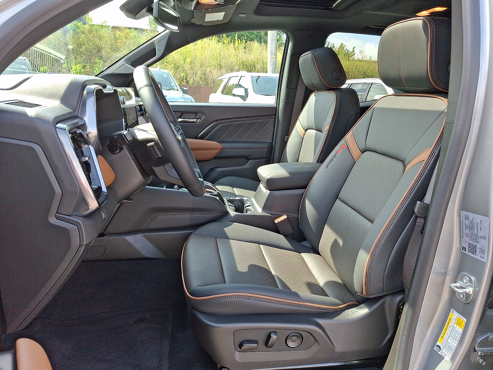 Certified 2025 GMC Canyon AT4 w/ Nightfall Edition AWD/4WD image 14