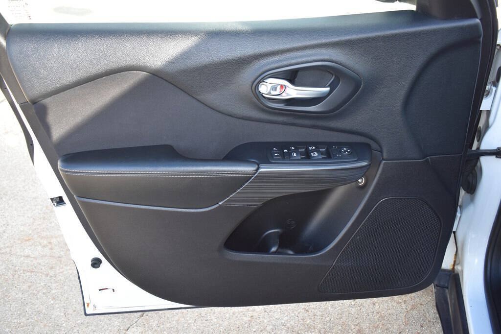Used 2015 Jeep Cherokee Latitude w/ Comfort/Convenience Group AWD/4WD image 9