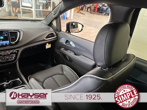 New 2026 Chrysler Pacifica Limited w/ S Appearance Package AWD/4WD image 15