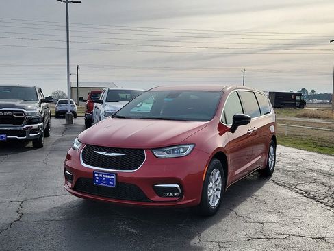 New 2026 Chrysler Pacifica Select image 2