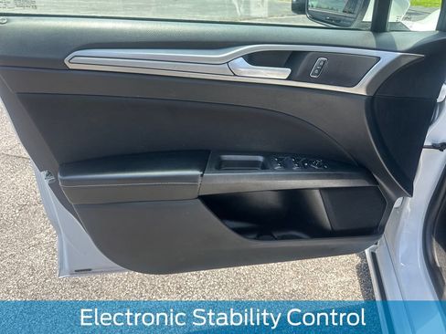 Used 2020 Ford Fusion SE FWD image 14