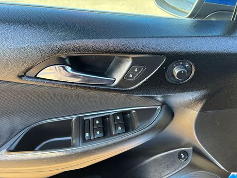 Used 2018 Chevrolet Cruze LT w/ Sun And Sound Package image 12