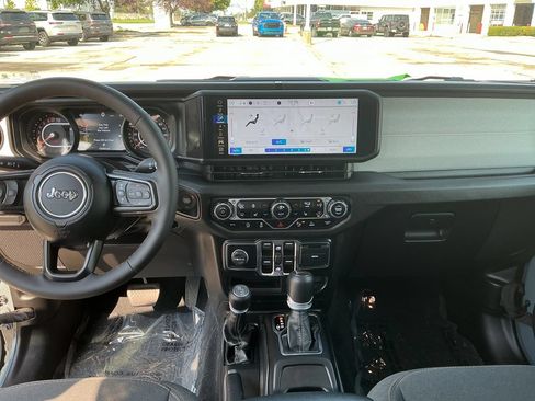 Certified 2024 Jeep Gladiator Sport AWD/4WD image 15