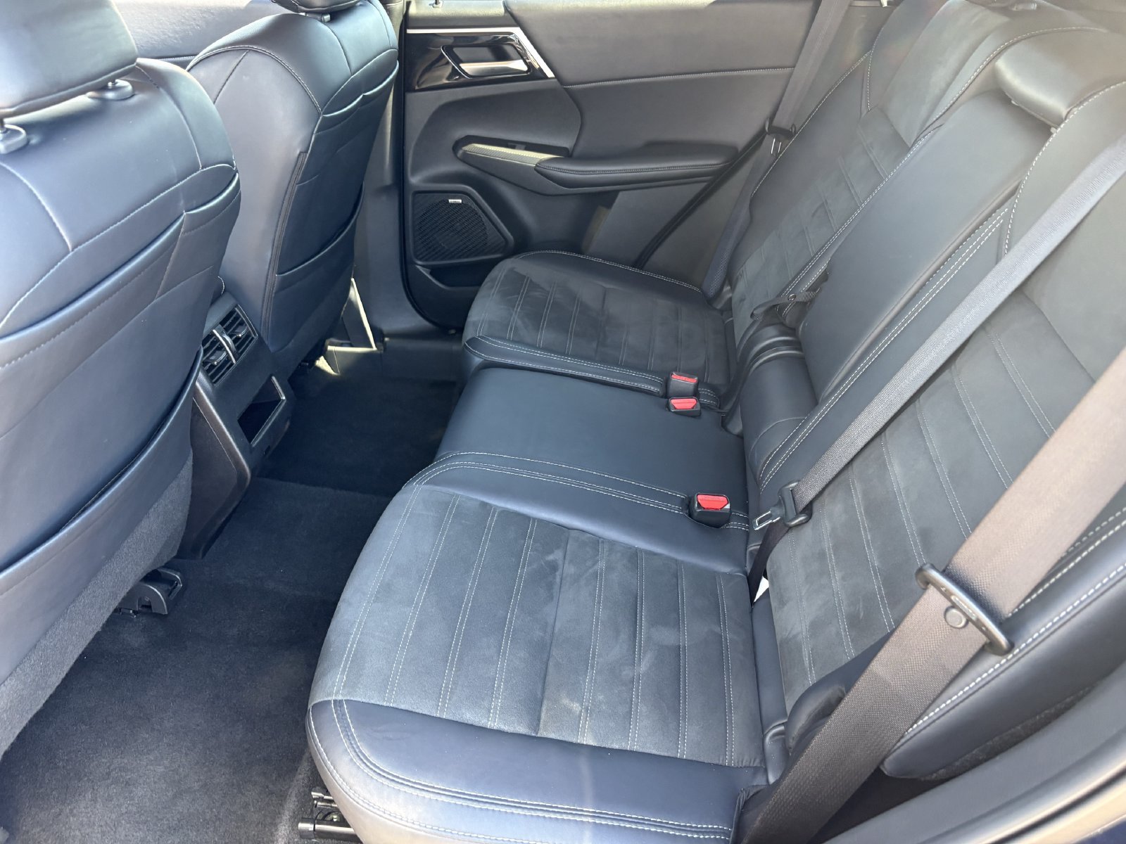 Used 2025 Mitsubishi Outlander SE FWD image 18