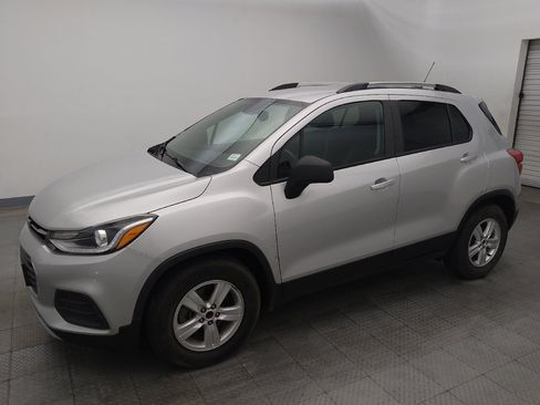 Used 2021 Chevrolet Trax LT w/ LT Convenience Package FWD image 2