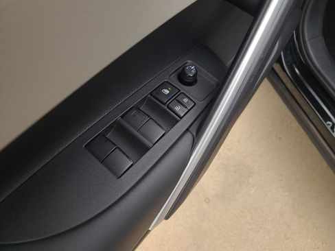 Used 2024 Toyota Corolla Cross LE FWD image 18