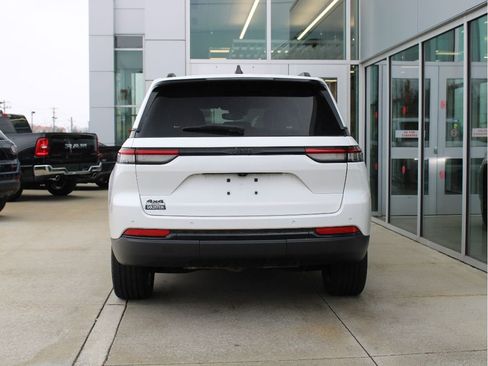 Used 2023 Jeep Grand Cherokee Altitude image 7