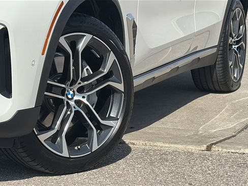 Used 2026 BMW X5 sDrive40i w/ Premium Package image 3
