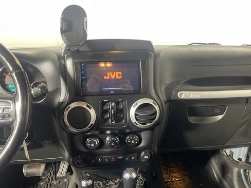 Used 2015 Jeep Wrangler Unlimited Sahara w/ Connectivity Group AWD/4WD image 15