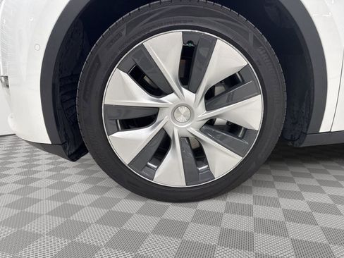 Used 2022 Tesla Model Y Long Range image 7
