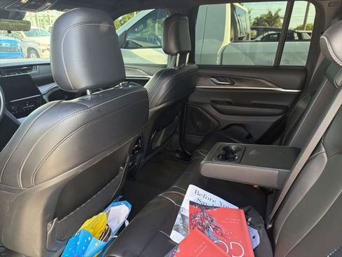 Used 2025 Jeep Grand Cherokee Limited w/ Black Appearance Package image 5