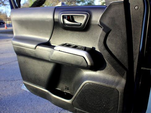 Used 2019 Toyota Tacoma TRD Sport image 18