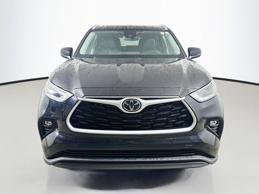 Used 2022 Toyota Highlander XLE AWD/4WD image 2