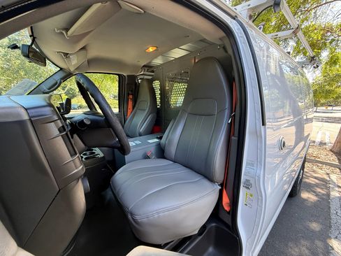 Used 2015 Chevrolet Express 2500 RWD image 10