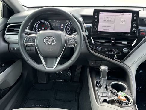 Used 2022 Toyota Camry XLE FWD image 11
