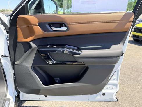 New 2026 Nissan Pathfinder Platinum AWD/4WD image 8
