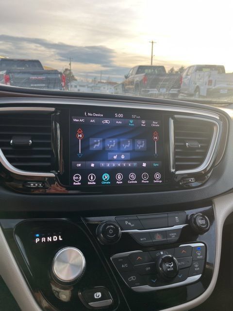 Used 2019 Chrysler Pacifica Touring-L FWD image 46
