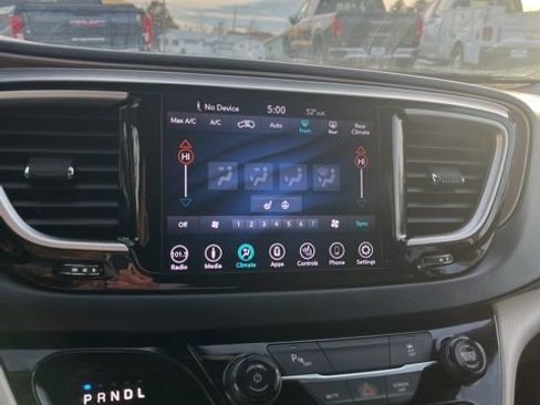 Used 2019 Chrysler Pacifica Touring-L FWD image 46