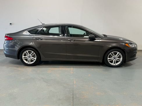 Used 2018 Ford Fusion SE w/ Fusion SE Technology Package FWD image 6