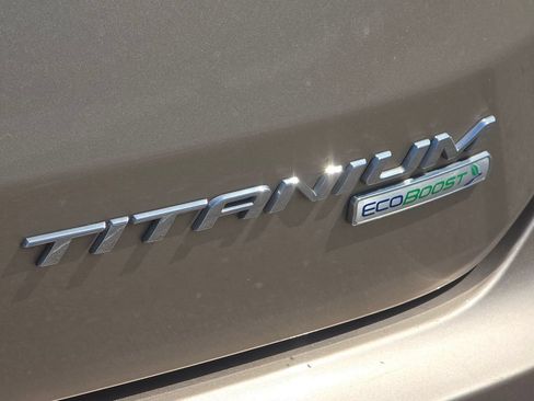 Used 2020 Ford Edge Titanium FWD image 5