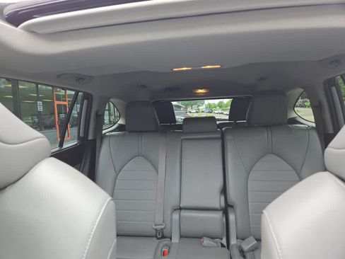 Used 2022 Toyota Highlander XLE AWD/4WD image 32
