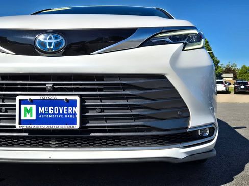 Used 2023 Toyota Sienna Platinum AWD/4WD image 11