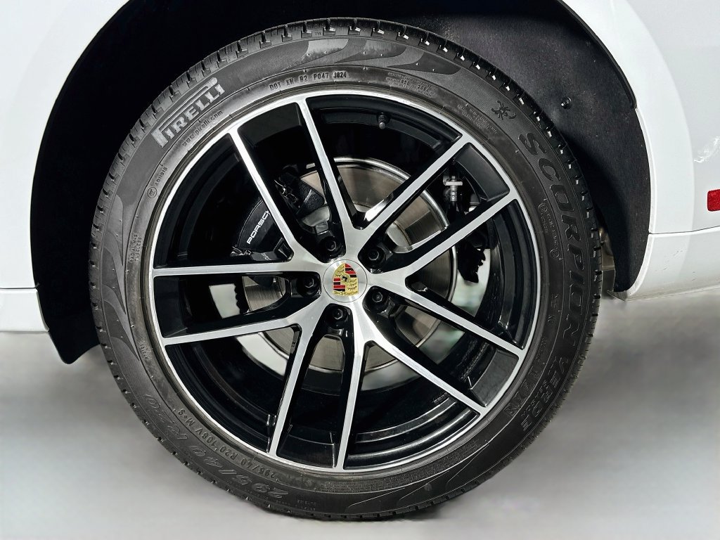 Certified 2025 Porsche Macan AWD/4WD image 33