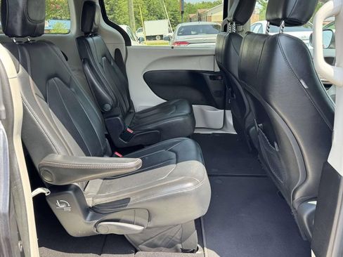Used 2019 Chrysler Pacifica Touring-L FWD image 15