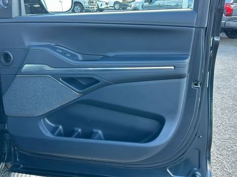 Used 2025 Lincoln Navigator Reserve image 11