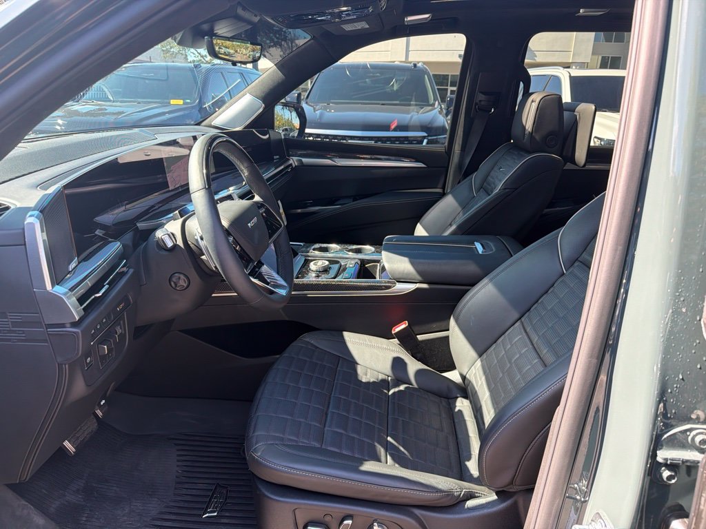 Used 2026 Cadillac Escalade ESV V w/ LPO, ONYX Package AWD/4WD image 10