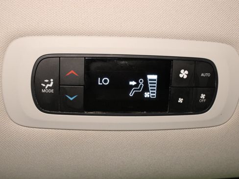 Used 2018 Chrysler Pacifica Touring-L FWD image 16