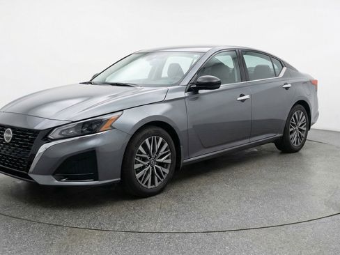 Used 2025 Nissan Altima 2.5 SV image 3