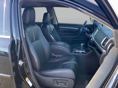 Used 2018 Toyota Highlander SE FWD image 9