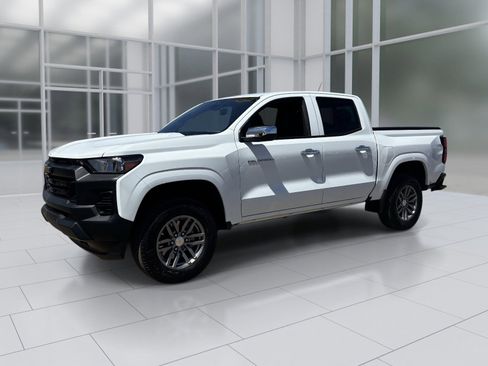 Used 2025 Chevrolet Colorado W/T AWD/4WD image 2